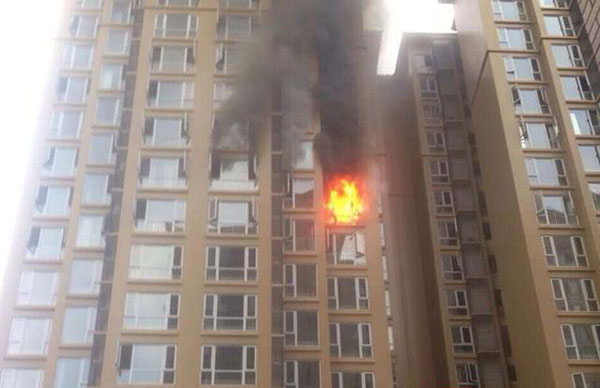 保安冲上10楼救出火灾中被困业主 挨家敲门疏散