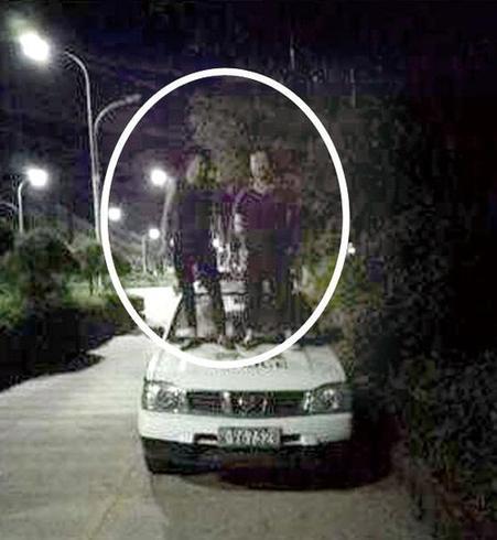 3男子警车上蹦迪发照片上网求“赞”被拘留
