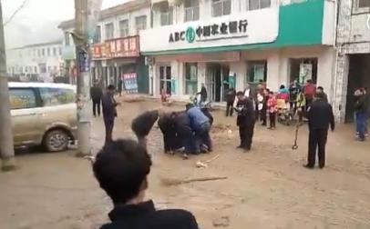 河南男子银行内行凶砍伤警察 警方开枪将其擒获