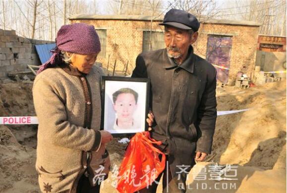 男子失踪5年后家门口挖出遗骸：被出轨妻子杀害