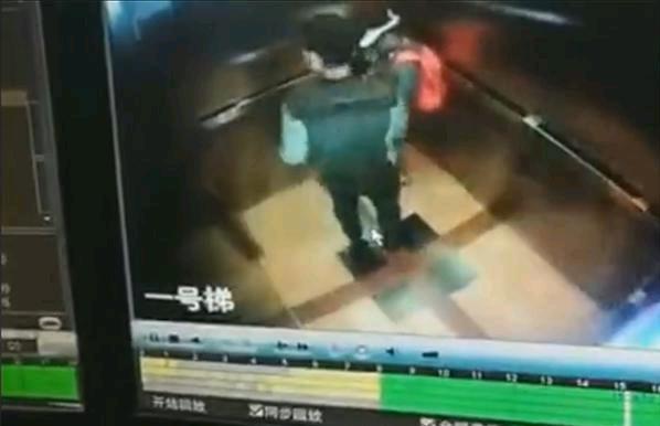 男子在电梯内露出下体多次逼近小女孩