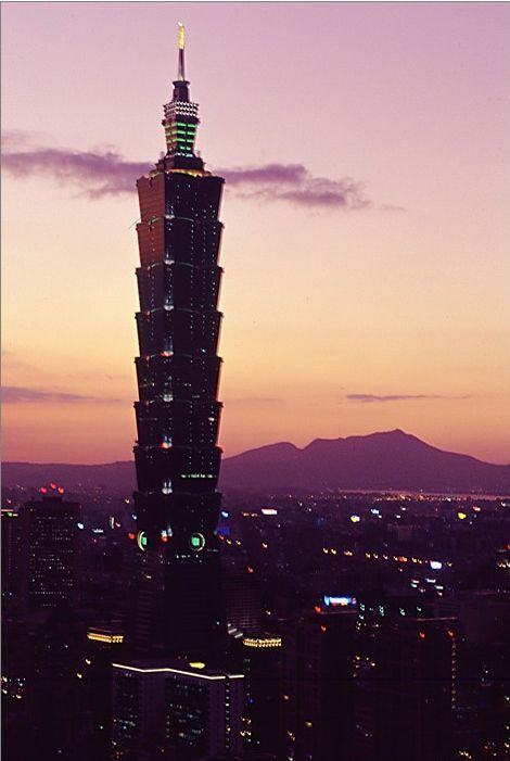 台北101大楼，被称为全世界最高的摩天大楼，是台北乃至整个台湾的地标性建筑物。