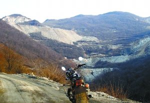 摩托车对面的山谷便是赵家承包的矿山。本报记者 钱昊平 摄