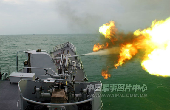 1月26日,东海舰队某护卫舰大队在新年度第一次编队海上火炮对岸射击训练