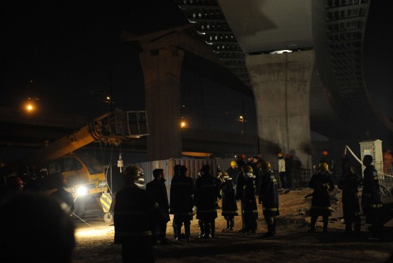 11月26日，救援人员在事故现场施救。新华社记者孙参摄