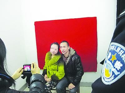 王辉（右一）履行结婚登记程序在警察“监督”下进行。