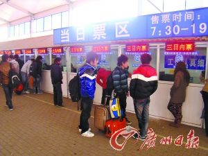 正值春运高峰,可农民工大市阜阳的火车站售票区前竟无人排队。 正值春运高峰,可农民工大市阜阳的火车站售票区前竟无人排队。