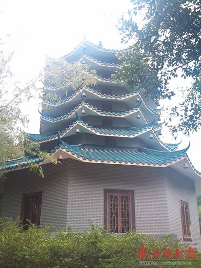 村民指称宝塔就建在梁杨辉母亲的墓地上。