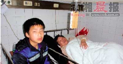湘乡市二医院，李平的脸上还能看到一些微肿。在此次冲突中，他65岁的外婆颜端香也受了伤，躺在病床上。