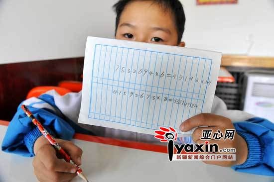 王永昕是一名二年级学生，4岁多时，在父亲的教授下，用了8个月就学完了小学数学课程。 亚心网记者 朱翊 摄