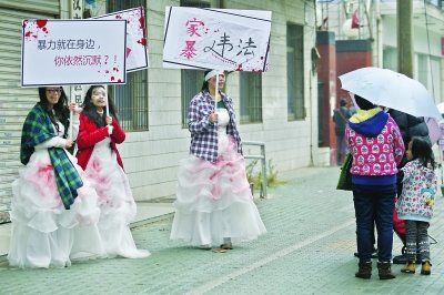 武汉3女子穿带血婚纱缠绷带街头宣传反对家暴