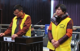 12月10日，衡阳市中级人民法院，顾湘陵（左）和妻子吴利君当庭接受庭审。图/通讯员李建辉