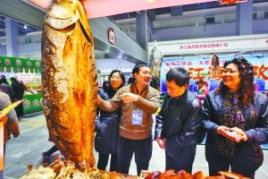 重庆年货市场现158斤重青鱼 标价19800元_法