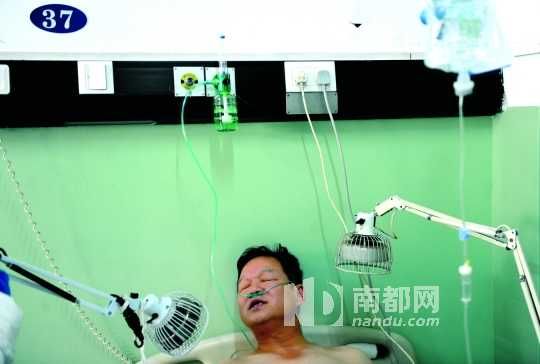 <p>    2009年，方渤在医院做烤灯治疗，如今仍在继续。C FP图</p>