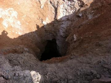天坑中间有个深不见底的窟窿。