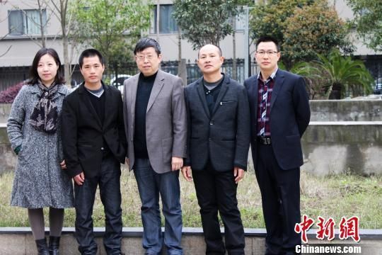 蒙冤近十年的张辉（左2）与张高平（右2）无罪释放后与律师合影。来源：中新网