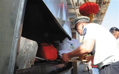 三环新城餐饮一条街“天外天”烤鸭店，露天设置烧烤炉。昨日，北京市城管执法人员对三环新城餐饮一条街执法检查。北京市城管执法局供图