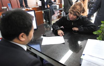 2011年12月1日，西城区德胜街道办事处，一位市民前来咨询公租房申请流程。新京报记者