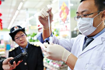 今年1月23日，北京海淀区“超市发白颐路店”，海淀区食药监局工作人员正快速检测大肉是否含瘦肉精。新京报记者