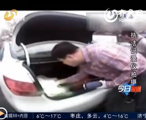 在车的后背箱里，警方缴获了高纯度冰毒998克，一共25包（视频截图）
