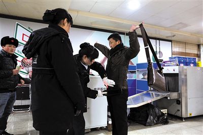 去年12月15日，地铁天安门西站实行手检安检。今后，北京地铁“人物同检”将不做强制规定。韩萌