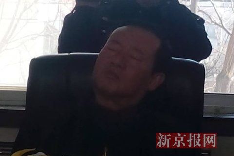 业主代表与县领导协商时，县政府调研员刘地树头靠椅背闭着眼睛 网络图片