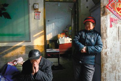 昨日，河南省驻马店市平舆县，艾滋病患者尹某（左）和闫某在讲述自己的近况。本版摄影/新京报记者
