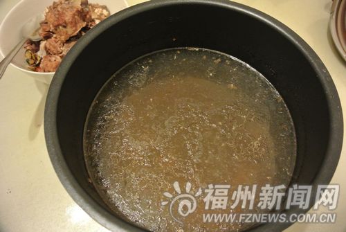 福州市民买斤土猪肉熬汤却熬出一层小虫子(图)