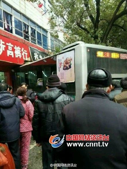 江西抚州一辆公交车冲进居民楼
