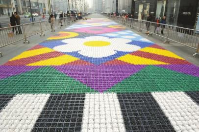 “糖果地毯”长185米，宽7米，号称目前世界上最大。