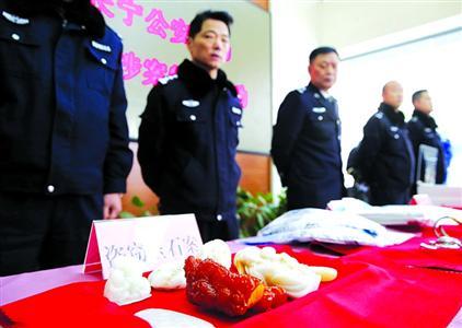 昨天，上海市公安局长宁分局向管辖区内市民发放被盗物品。　/晨报记者　殷立勤