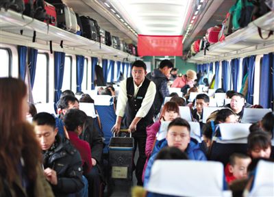 2月9日，北京西开往西宁的T175列车，售货员王磊负责整列火车快餐的售卖，全程21小时他卖出50份盒饭。