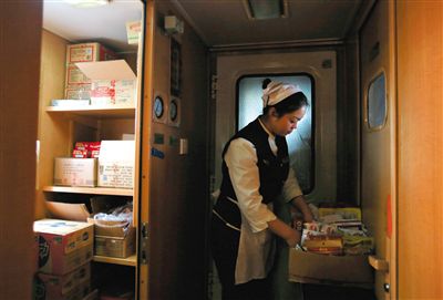 2月9日，北京西开往西宁的T175列车，售货员潘雅楠在储藏室整理货物，整趟列车她需要重新装货三四次，用时两三个小时。
