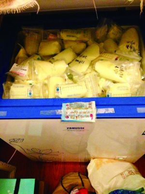卖家在网站展示的袋装母乳，上面还标有出产日期和时间。