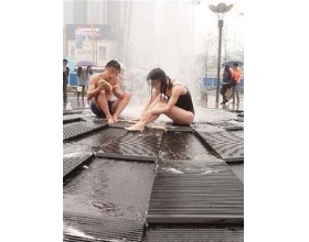年轻男女穿内衣闹市喷泉下当众洗澡10多分钟