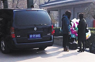 3月25日，东郊殡仪馆，一辆商务殡仪车系私家车运营。