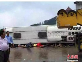 湖南旅游大巴侧翻事故已致8人遇难 5人伤势严重