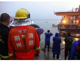 长江湖北段一客轮倾覆 船上400多人全部落水