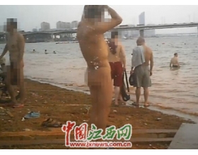 南昌众男子结队在赣江裸泳 女游客倍感尴尬