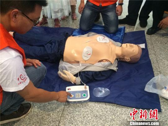 上海铁路局首台“救命神器”上岗:可提高抢救成功率