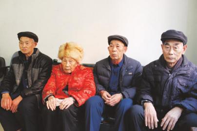 四川泸州四母子都长寿年龄加起来超350岁（图）