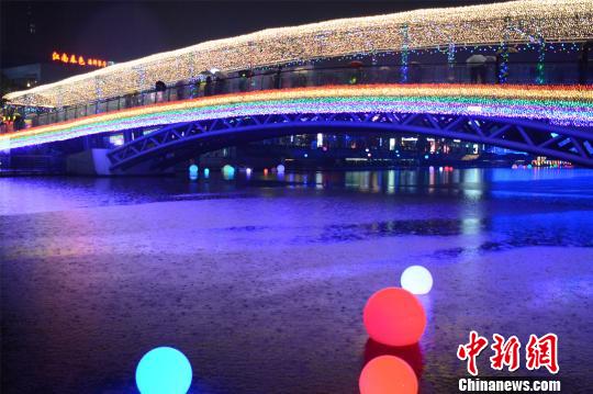 宁波现“彩虹桥”星光密织宛若时光隧道（图）