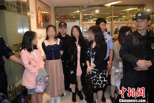 广州警方抓获涉案嫌疑人。　警方 摄