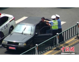 男子闹市区驾套牌车被警方截获 车内藏有毒品