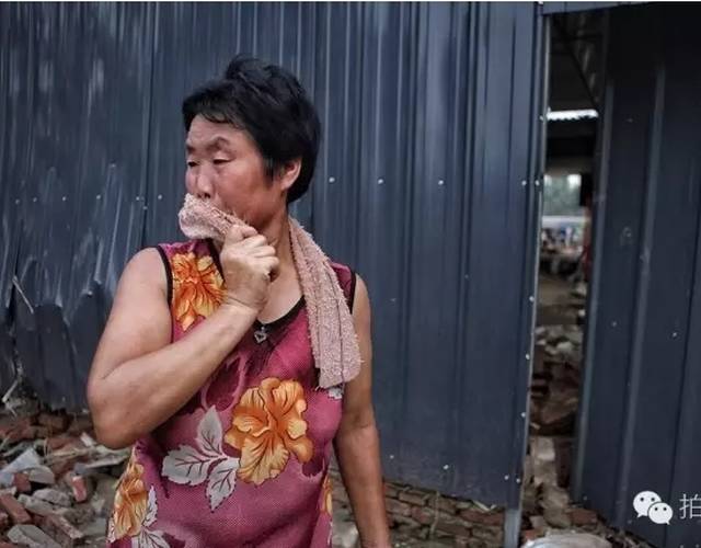 7月23日，东汪镇大贤村。一位女士哭诉，洪灾致她家损失严重。