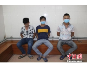 广西钦州母子三人齐贩毒 毒品摆床上