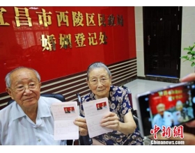 圆心愿：93岁爷爷携92岁奶奶补办结婚证