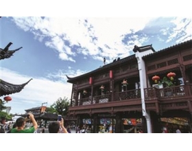 南京一女子饭店楼顶玩自拍吓坏路人 被警方批评