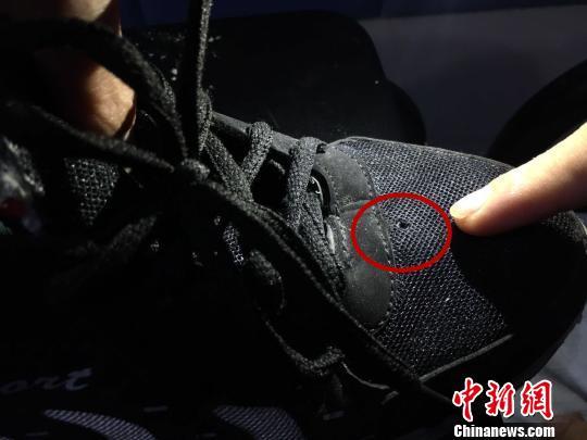 重庆一男子穿“偷拍鞋”闹市偷拍被反扒民警逮正着（图）