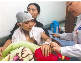 四川泸山猴子伤人 12岁学生遭围攻撕咬头部